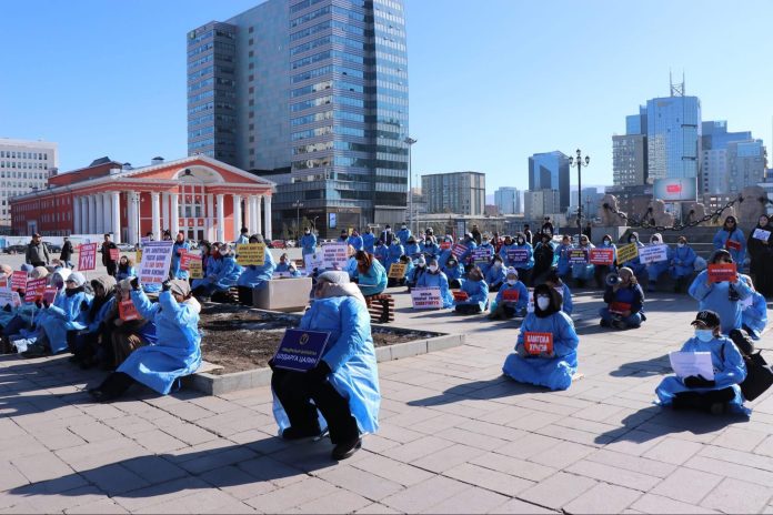 Эмч нартай хийх хэлцэл үр дүнд хүрээгүй учир 14 эмнэлэг ажил хаяна Эмч нартай хийх хэлцэл үр дүнд хүрээгүй учир 14 эмнэлэг ажил хаяна