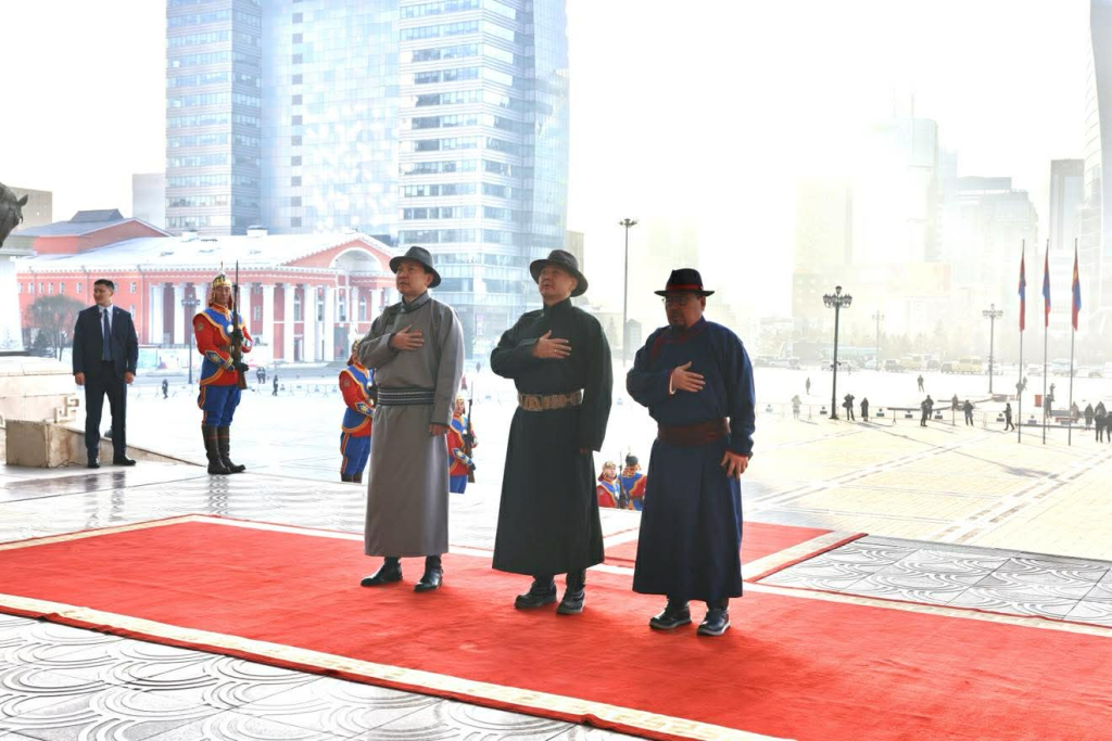 Чингис хааны хөшөөнд хүндэтгэл үзүүллээ