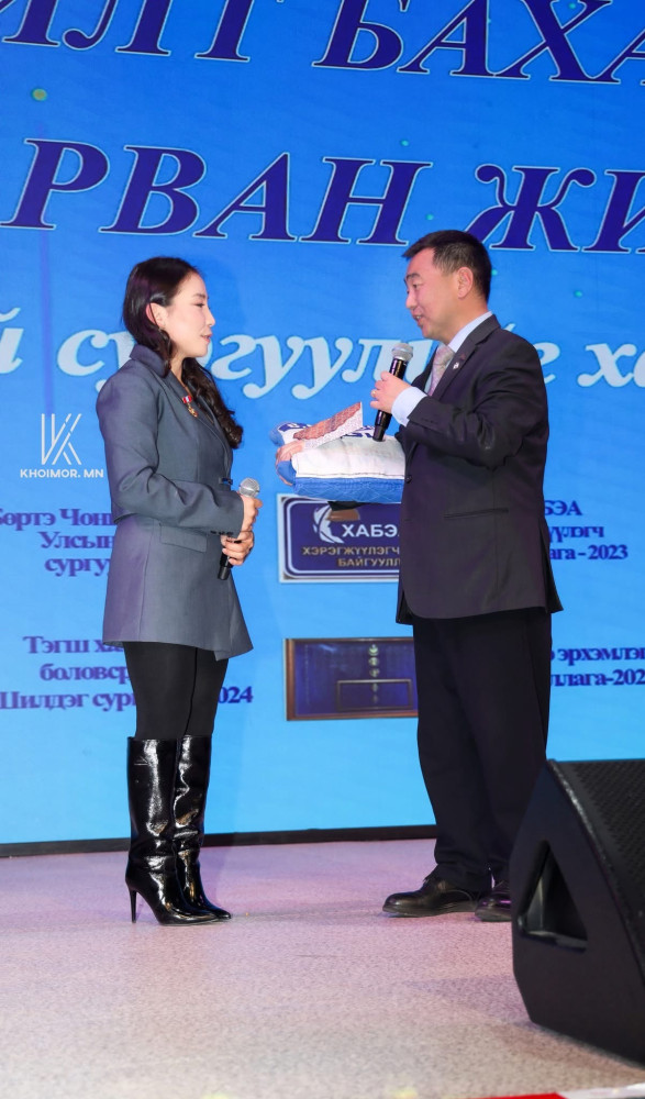 Олимпын мөнгөн медальт Б.Баасанхүү дэлхийн аваргын кимоногоо сургуулидаа бэлэглэлээ