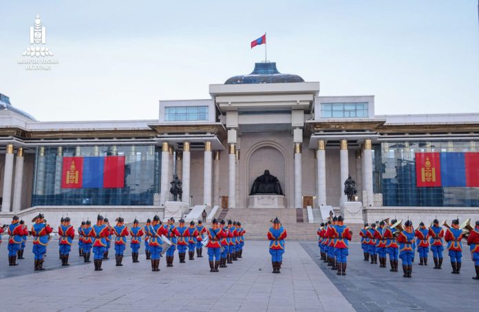 Төрийн далбааг төв талбайд мандуулах ёслол боллоо
