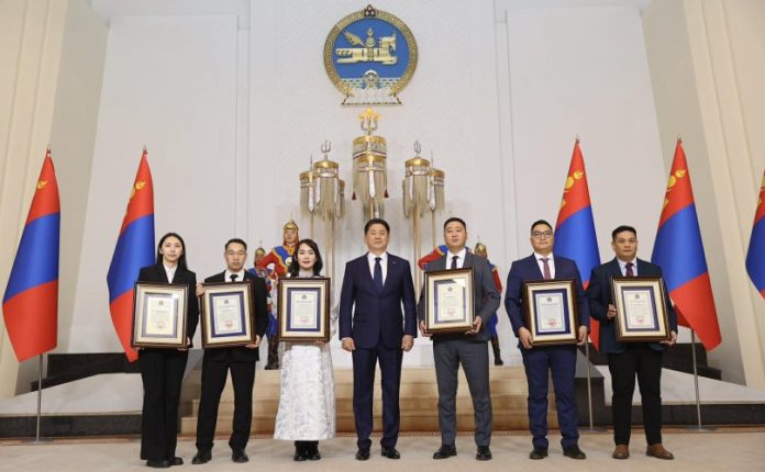 Ерөнхийлөгчийн нэрэмжит шагнал: 2025 оны шилдэг залуу эрдэмтэн, эмч нар тодорлоо