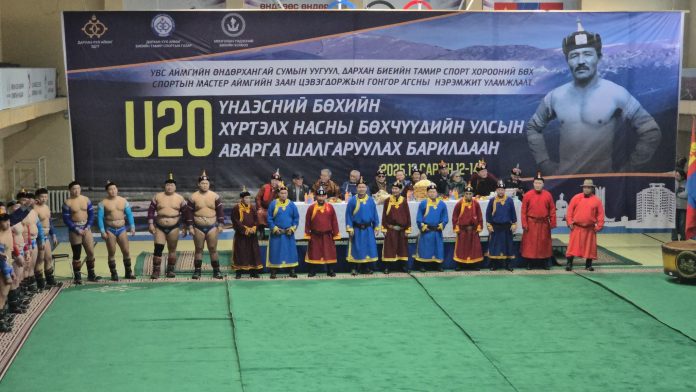 Дарханд үндэсний бөхийн залуучуудын улсын аварга боллоо