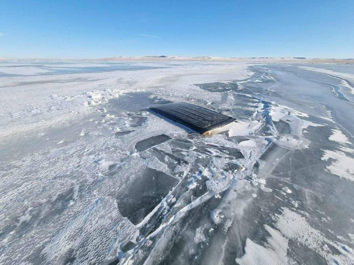 Дорноговь аймагт нуурын мөсөнд автомашин цөмөрч, живжээ