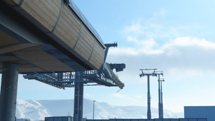 Энэ онд дүүжин замын тээврийн 18 тулгуур баганыг суурилуулжээ