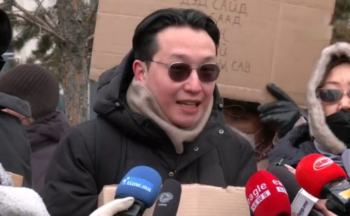 Иргэд Засгийн газрыг огцруулахыг шаардаж, бүлгүүдэд шаардлага өгөв