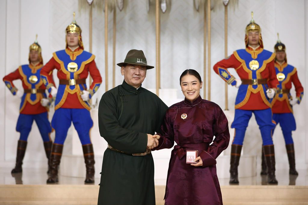 Дэлхийн медальтнууд төрийн дээд одонгоор энгэрээ мялаалаа