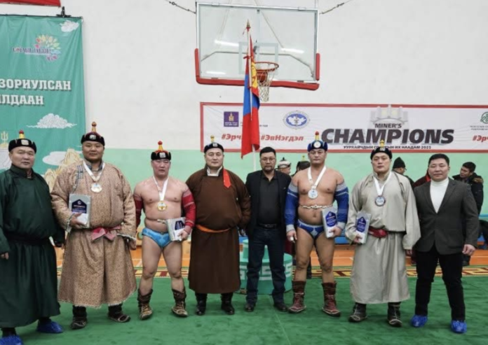 Эрдэнэтийн өдрийн барилдаанд Ч.Мөнхбат түрүүлж, Д.Төрболд үзүүрлэлээ