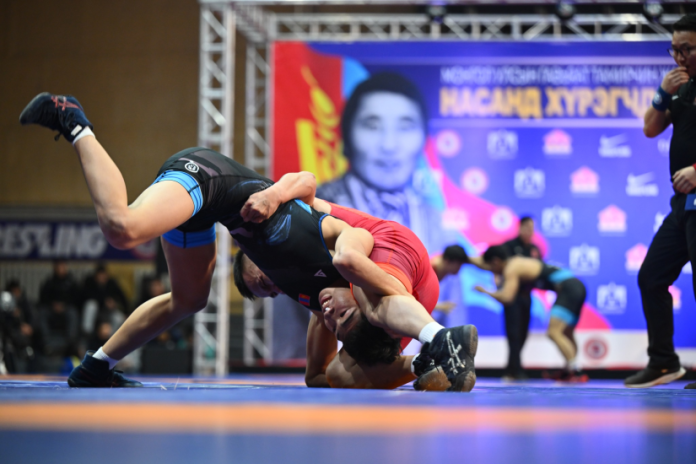 Чөлөөт болон сонгомол бөхийн улсын аваргад тамирчид барилдаж буй агшин