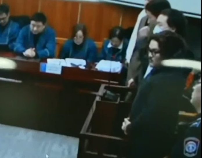 Хохирогч гэгдэж буй Д.Саяннямбуу яллагдагчдыг цагаатгахыг хүслээ