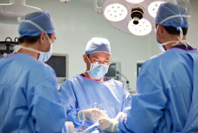 Хятад хүү найзуудынхаа дуу хоолойг сонсоод комноос сэрлээ