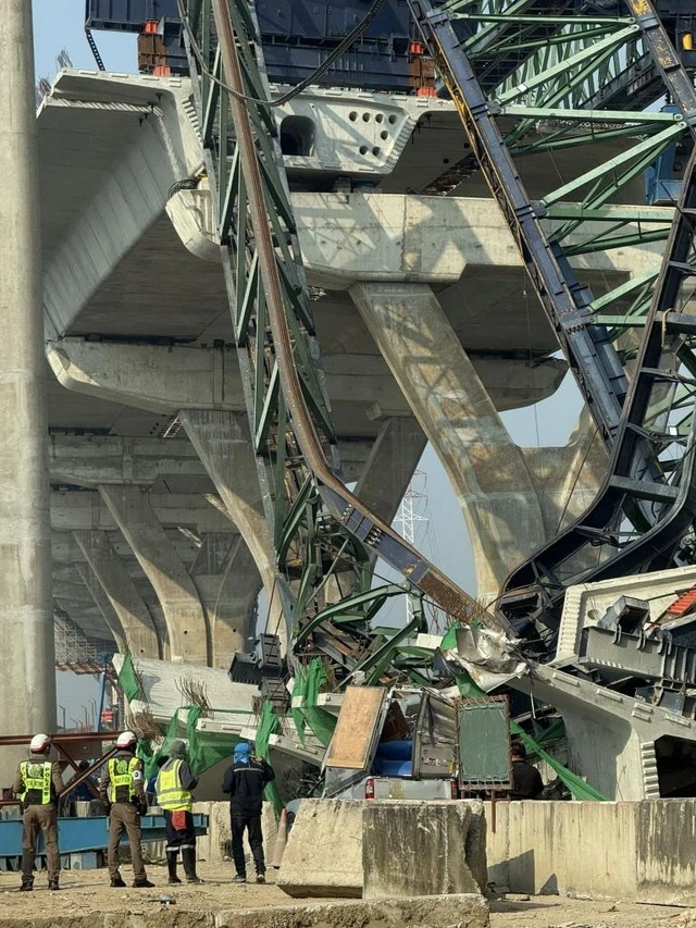 Бангкокт барилгын кран хурдны зам дээр унаж, хүний амь нас хохирлоо