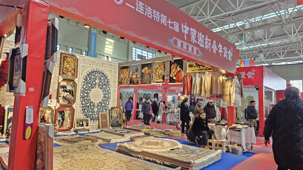 Эрээн хотноо Хятад-Монголын цагаан сарын үзэсгэлэн нээгдлээ