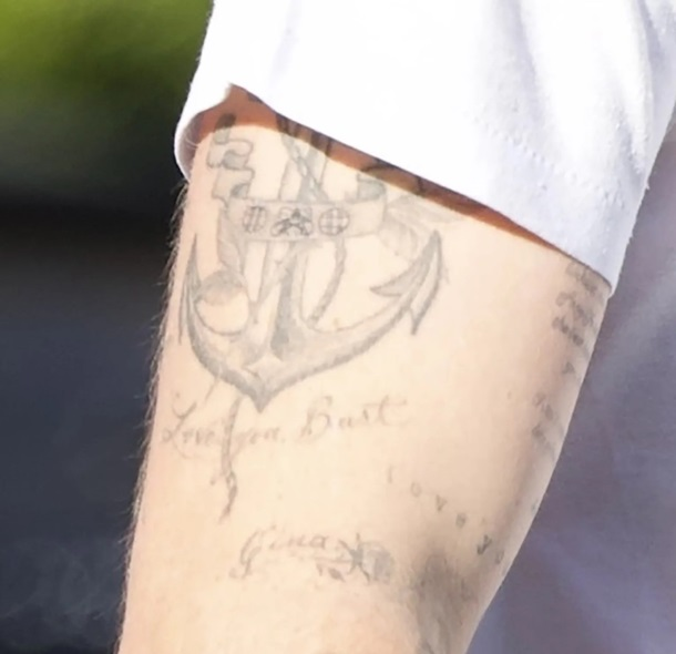 Бруклин Бекхэм аавдаа зориулсан шивээсээ арилгажээ