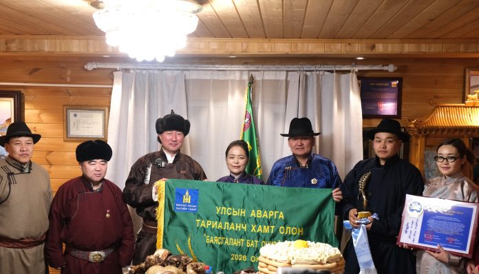 Улсын аварга тариаланч хамт олны шагналыг гардуулaв