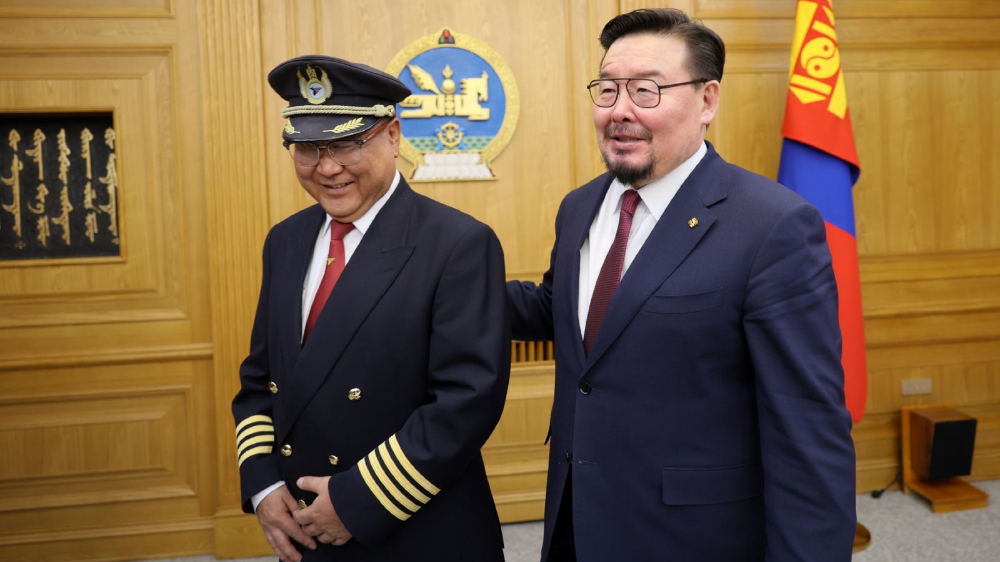 Дайны бүсээс иргэдээ авчирсан нисэх баг