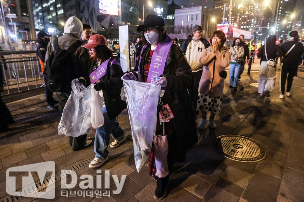 BTS-ийн фенүүд тоглолтын дараа сайн дураар цэвэрлэгээ хийв