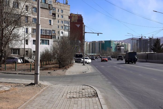 Нийтийн эзэмшлийн талбай болон явган хүний зам дээр суурилуулсан 1,000 орчим гэрлийн шонг сугалж авсныг мэдээллээ
