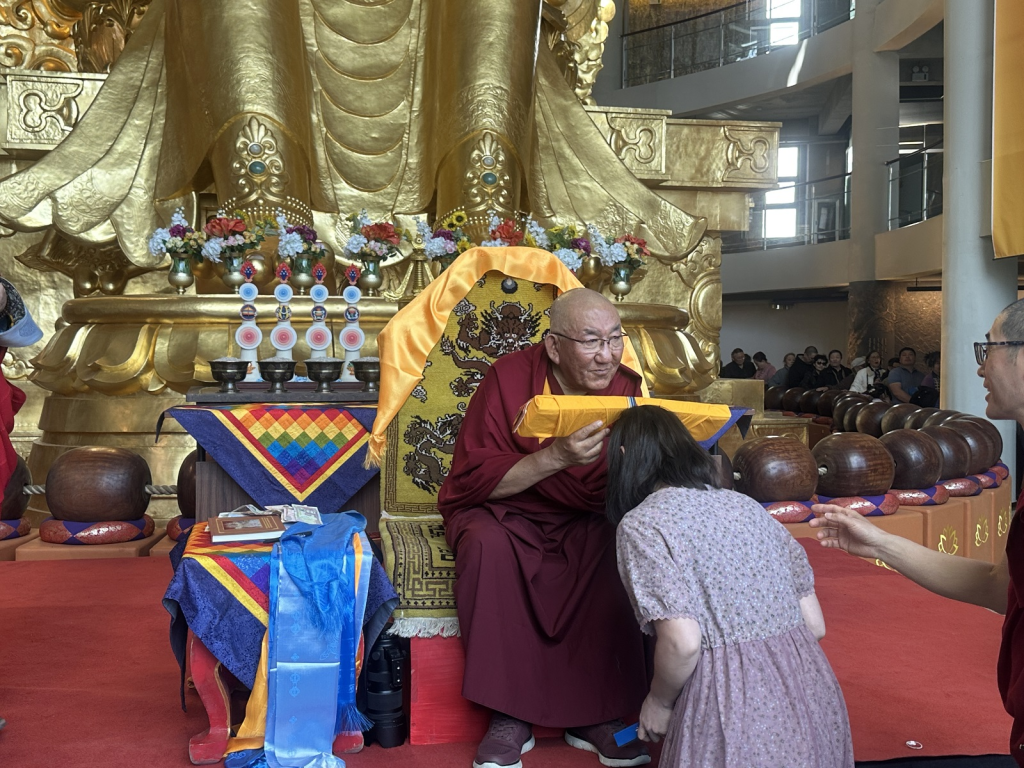 Ажиа Гэгээнтэн шинэ номоо сүсэгтэн олонд өргөн барив