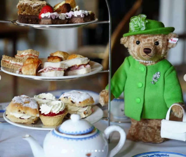 II Элизабет хатны 100 жилийн ойд зориулан түүний дүртэй тоглоомон баавгай худалдаанд гаргажээ