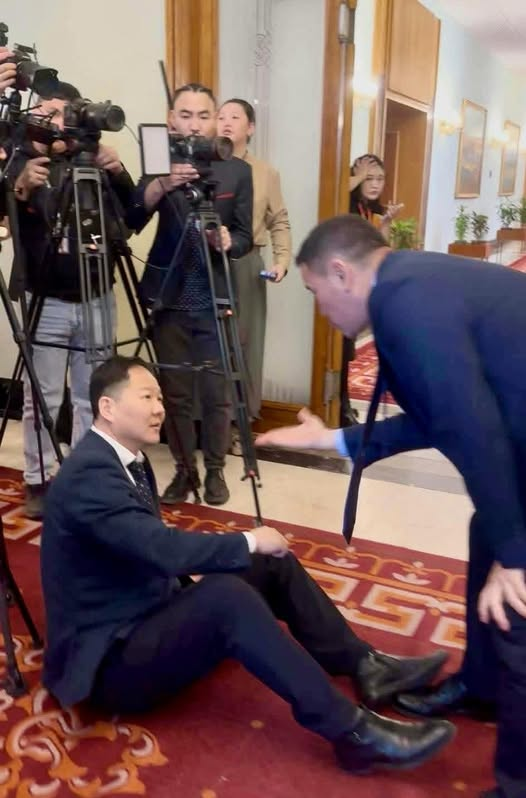 Төсвийн байнгын хорооны хуралдааны үеэр Д.Энхтүвшин, Т.Даваадалай нарын хооронд маргаан үүсэв