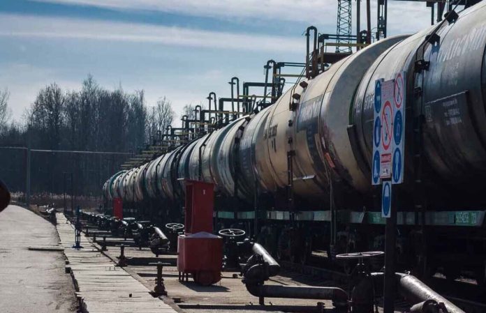 Оросын засгийн газар үйлдвэрлэгчдийн бензин экспортлох үйл ажиллагааг долдугаар сарын 31 хүртэл хориглов
