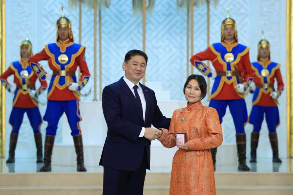 Төрийн тэргүүн Ухнаагийн Хүрэлсүх эхчүүдэд "Алдарт эхийн одон" гардууллаа