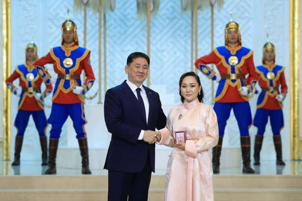 Төрийн тэргүүн Ухнаагийн Хүрэлсүх эхчүүдэд "Алдарт эхийн одон" гардууллаа