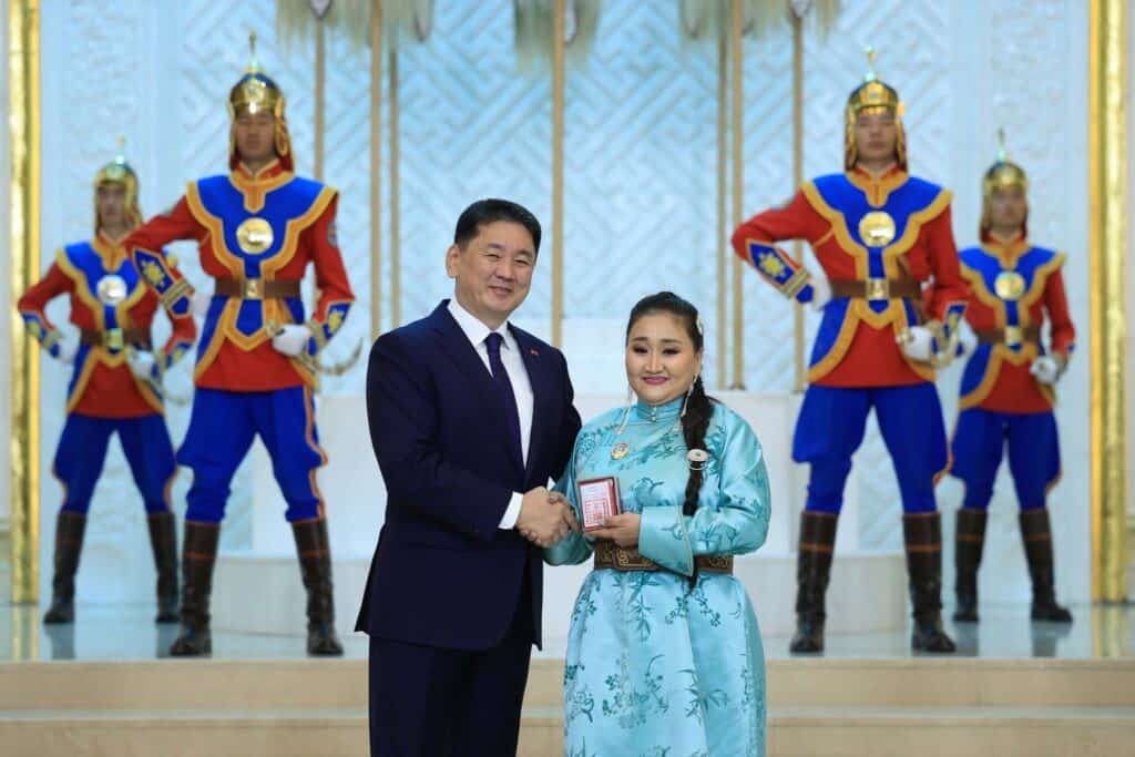 Төрийн тэргүүн Ухнаагийн Хүрэлсүх эхчүүдэд "Алдарт эхийн одон" гардууллаа