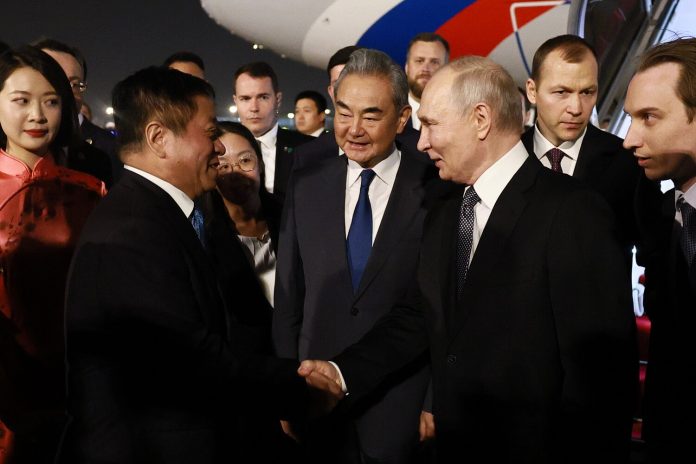 Путиныг хүндэт харуул, хүүхэд багачууд угтан авлаа