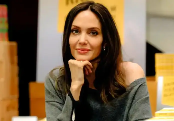 Анжелина Жоли салалтын дараах амьдралаа нээж ярив: “Намайг бага зэрэг хугалсан”