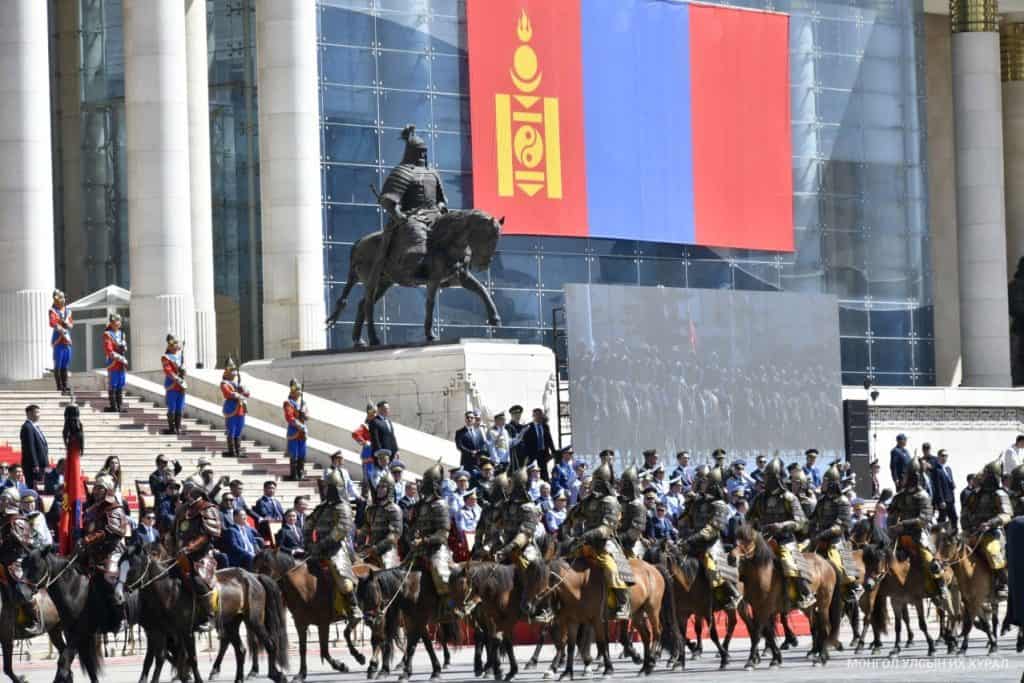 Төв талбайд 4400 орчим алба хаагч төрийн далбаанд хүндэтгэл үзүүлэв