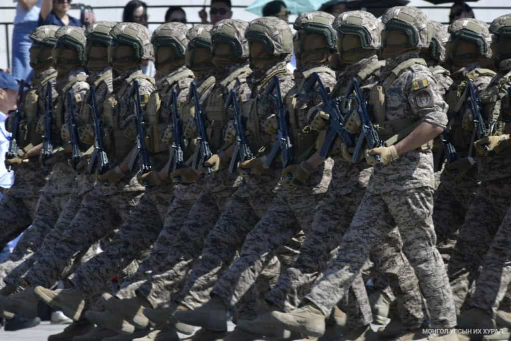Төв талбайд 4400 орчим алба хаагч төрийн далбаанд хүндэтгэл үзүүлэв