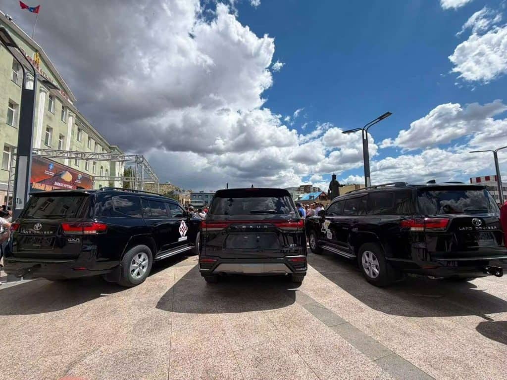 М.Лхагвагэрэлд "Lexus LX600" болон 3 өрөө байр бэлэглэжээ