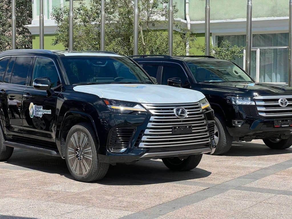М.Лхагвагэрэлд "Lexus LX600" болон 3 өрөө байр бэлэглэжээ