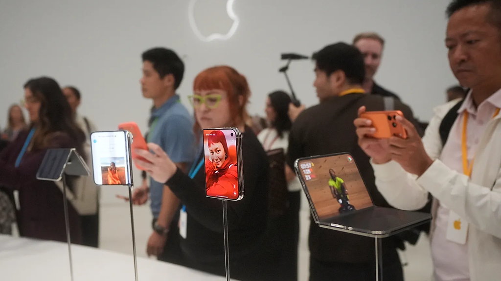 Apple компани шинэ гүйцэтгэх захирлын ахлан явуулсан арга хэмжээгээр анхны эвхэгддэг iPhone Duo болон iPhone 18 Pro загваруудаа танилцууллаа 1 iPhone