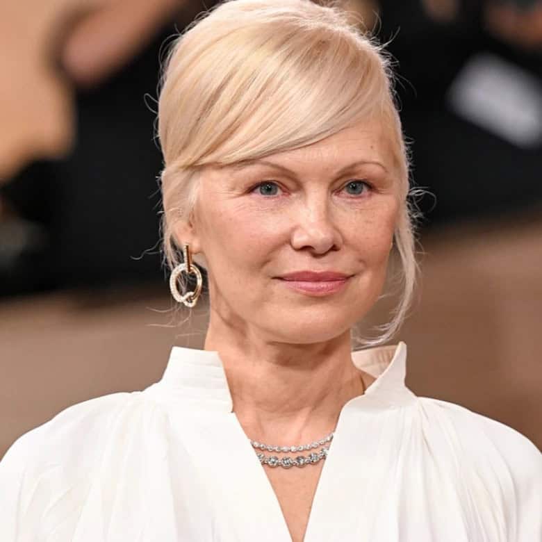Памела Андерсон гоо үзэсгэлэн насанд баригддаггүйг баталж байна 