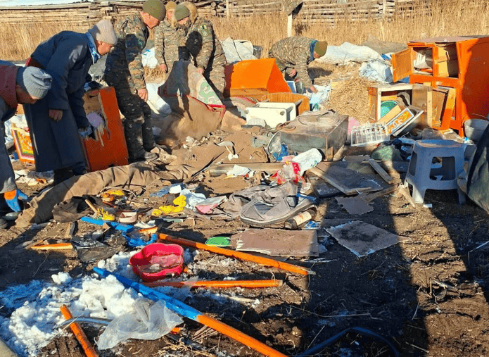 Завханд баавгай эзгүй айлын гэрийг сүйтгэжээ